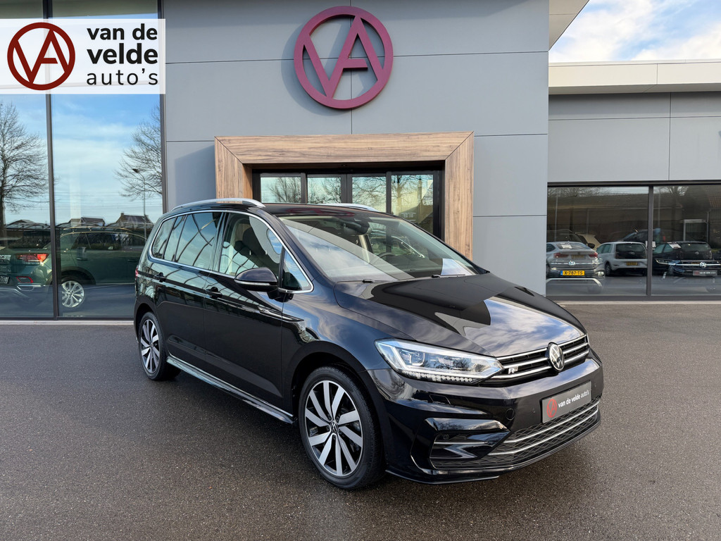 tweedehands Volkswagen Touran 1.5 TSI 150pk DSG R-line Highline | Led | Trekhaak | Dode hoek | Camera | Keyless | Rijklaar incl. garantie   – beschikbaar bij Van de Velde Auto’s