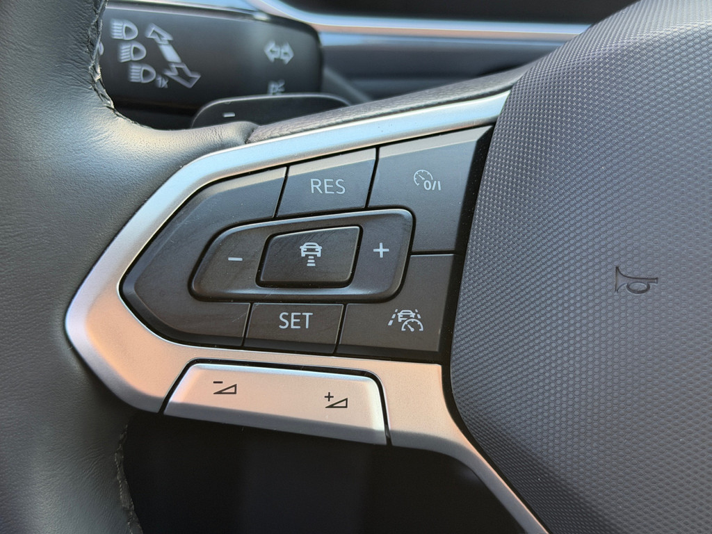 tweedehands Volkswagen T-Roc 1.5 TSI 150pk DSG Style | Navigatie | Standkachel | Camera | Elek. Achterklep | Dode hoek | 4-Season banden | Rijklaar incl. gar   – beschikbaar bij Van de Velde Auto’s