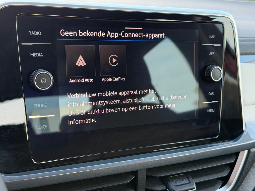 tweedehands Volkswagen T-Roc 1.5 TSI 150pk DSG Style | Navigatie | Standkachel | Camera | Elek. Achterklep | Dode hoek | 4-Season banden | Rijklaar incl. gar   – beschikbaar bij Van de Velde Auto’s