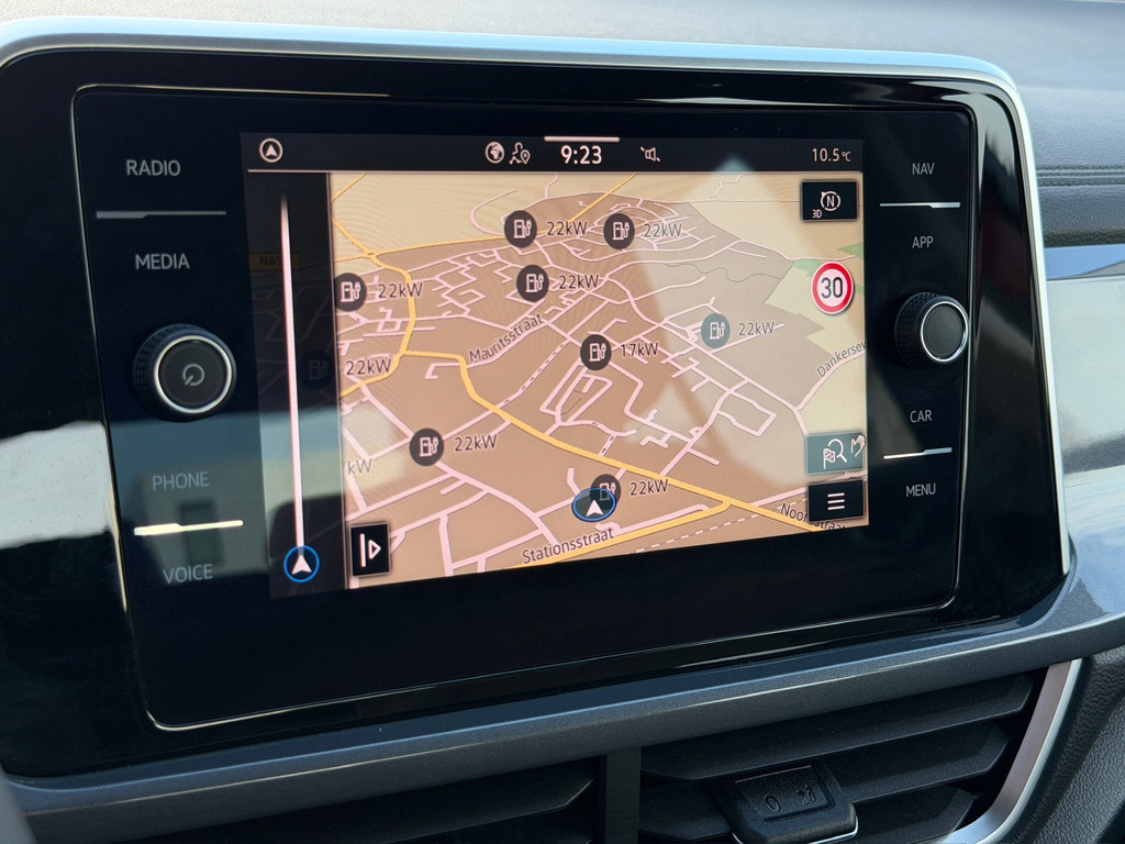 tweedehands Volkswagen T-Roc 1.5 TSI 150pk DSG Style | Navigatie | Standkachel | Camera | Elek. Achterklep | Dode hoek | 4-Season banden | Rijklaar incl. gar   – beschikbaar bij Van de Velde Auto’s