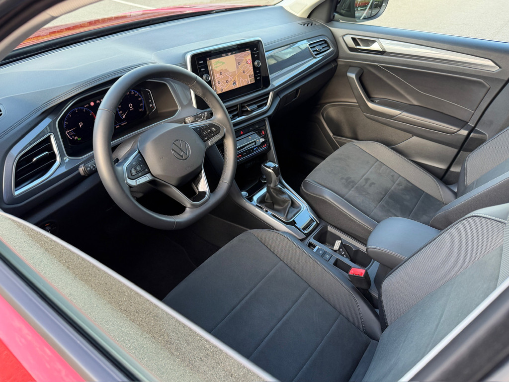 tweedehands Volkswagen T-Roc 1.5 TSI 150pk DSG Style | Navigatie | Standkachel | Camera | Elek. Achterklep | Dode hoek | 4-Season banden | Rijklaar incl. gar   – beschikbaar bij Van de Velde Auto’s