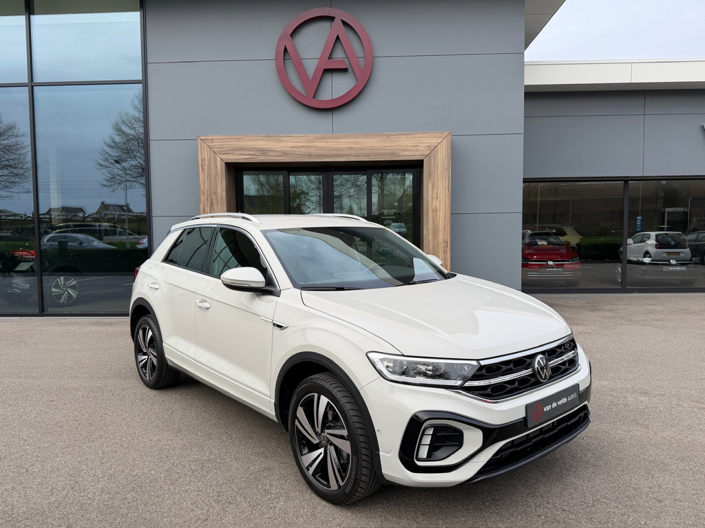 tweedehands Volkswagen T-Roc 1.5 TSI 150pk DSG R-Line | Trekhaak | Camera | Keyless | Elek. Achterklep | Dode hoek | Rijklaar incl. 1 jaar Bovag garantie   – beschikbaar bij Van de Velde Auto’s