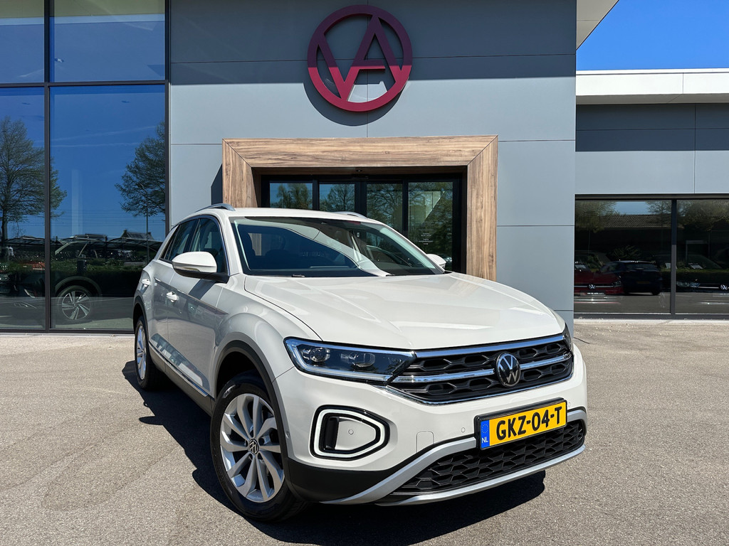tweedehands Volkswagen T-Roc 1.5 TSI 150pk DSG Style Carplay | Trekhaak | Camera | Keyless | Elek. Achterklep | Rijklaar incl. garantie   – beschikbaar bij Van de Velde Auto’s