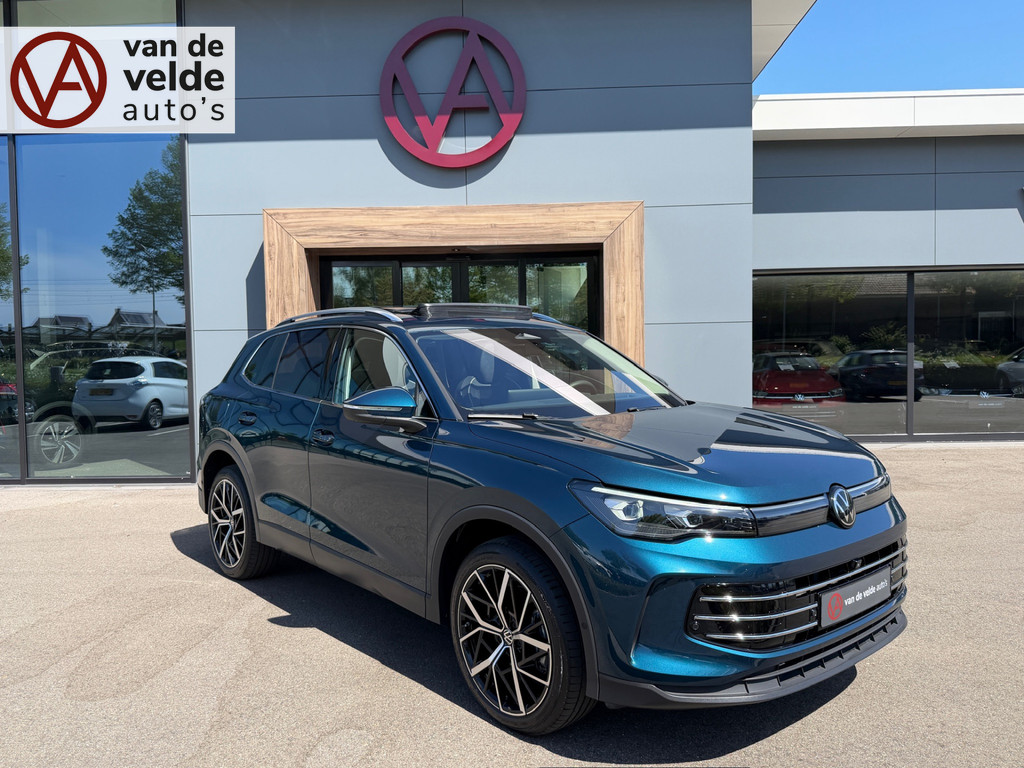 tweedehands Volkswagen Tiguan 1.5 eHybrid Elegance 204pk | Trekhaak | 360 Camera | Panoramadak | 20 Inch | Head up | Dode hoek | Elek. klep | incl. verlengde   – beschikbaar bij Van de Velde Auto’s
